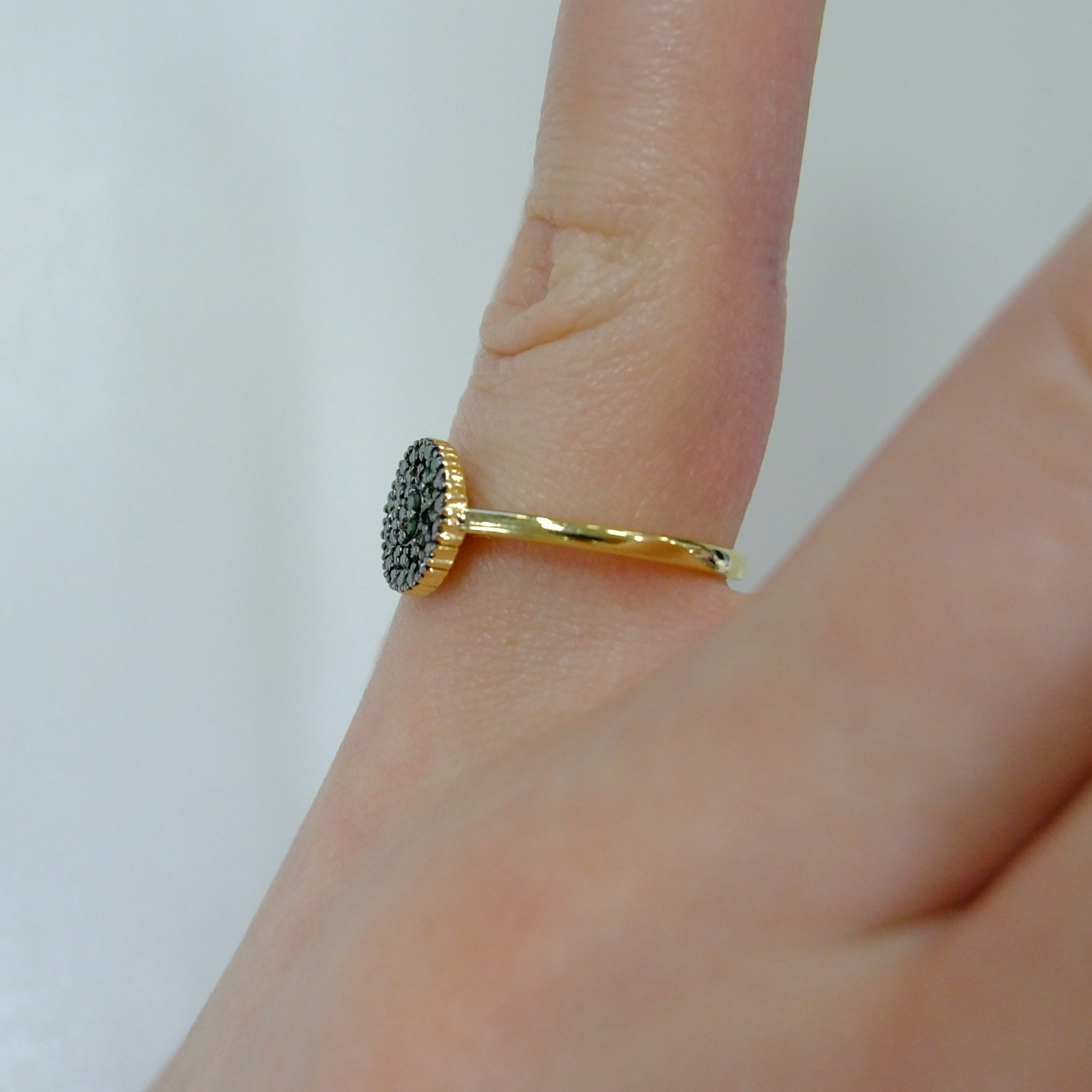 Серебряное кольцо с зелеными бриллиантами